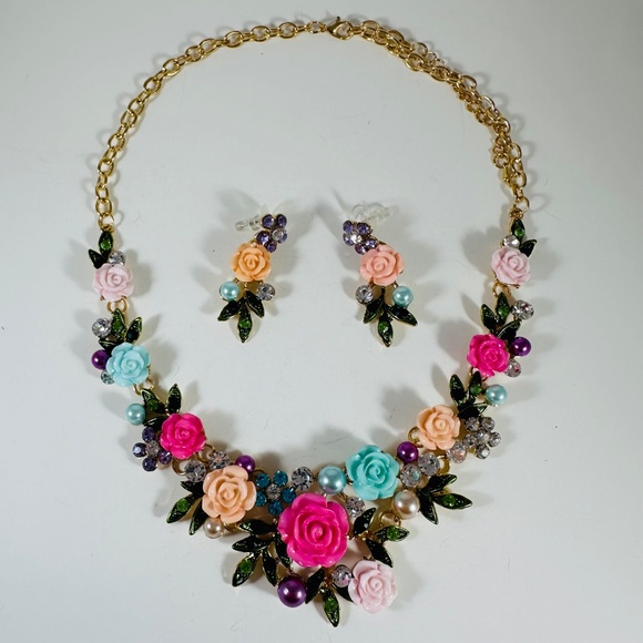Roses galore in beautiful spring and summer colors in this necklace set. - Picture 3 of 6